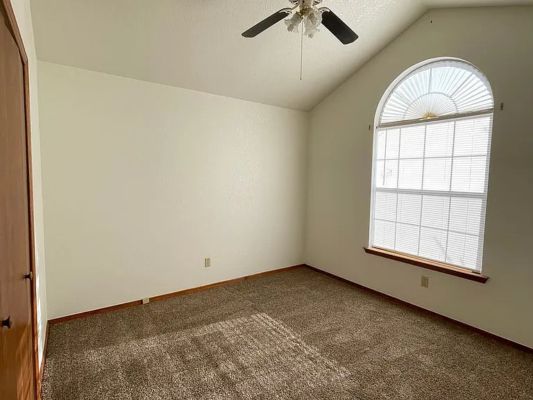 5015 Emerald St — Photo 8