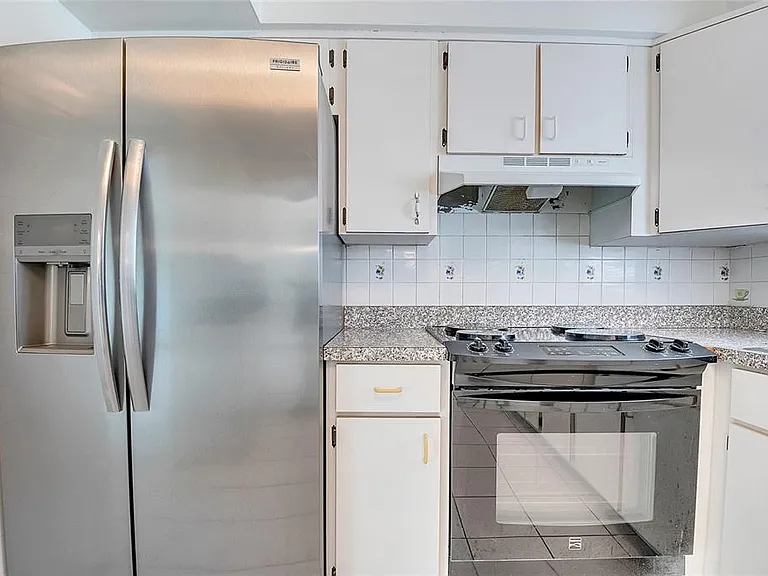 1040 San Luis Dr — Photo 11