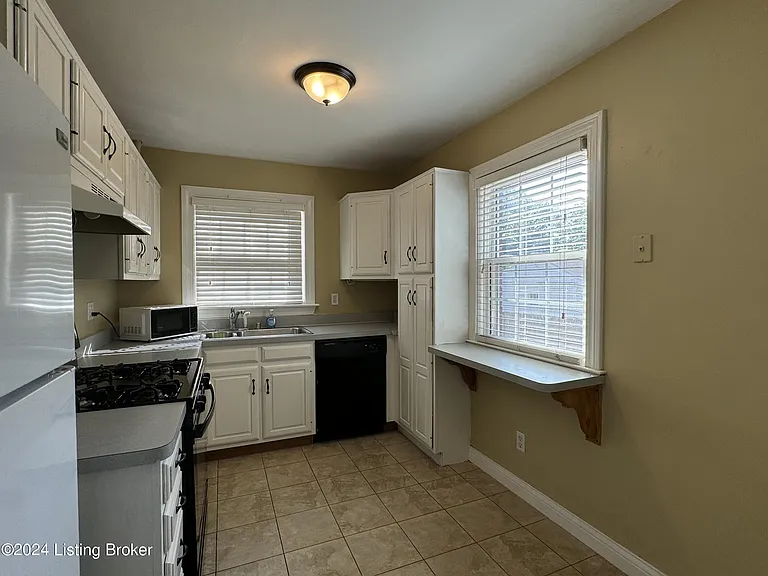 249 Norbourne Blvd — Photo 14