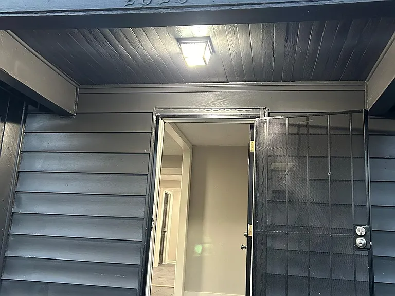 2626 Whitman Ave — Photo 2