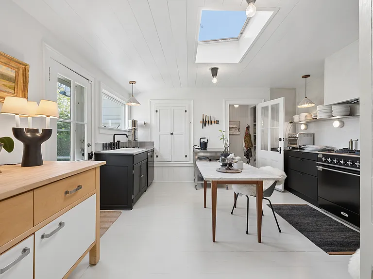 160 Jermain Ave — Photo 8