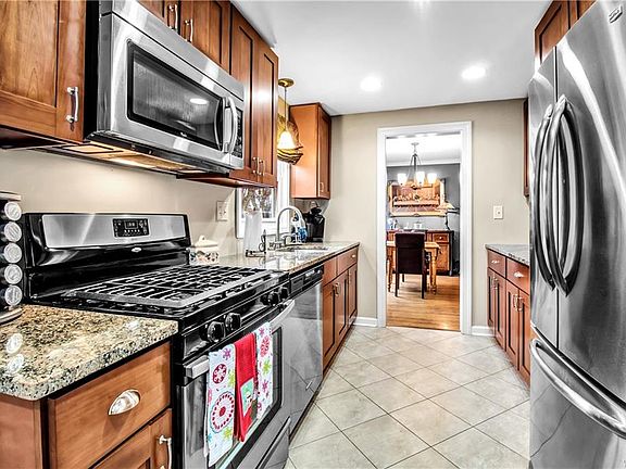 4th image of 115 Brockett Dr