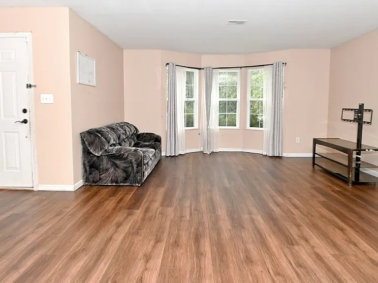 1043 Rentham Ln — Photo 6