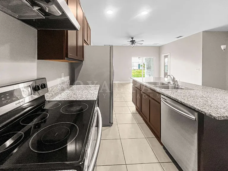 1322 Trafalgar Pkwy — Photo 13