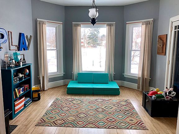 Natural light throughout