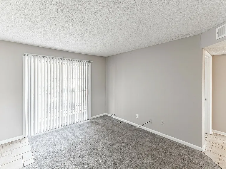 Mirabeau Apartments — Photo 22