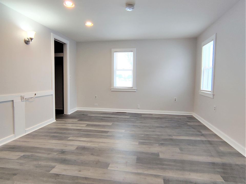 1st image of 218 1/2 N Center St
