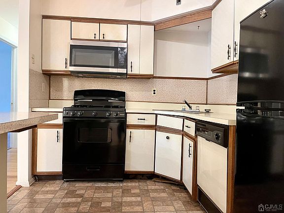 4th image of 7 Henley Dr