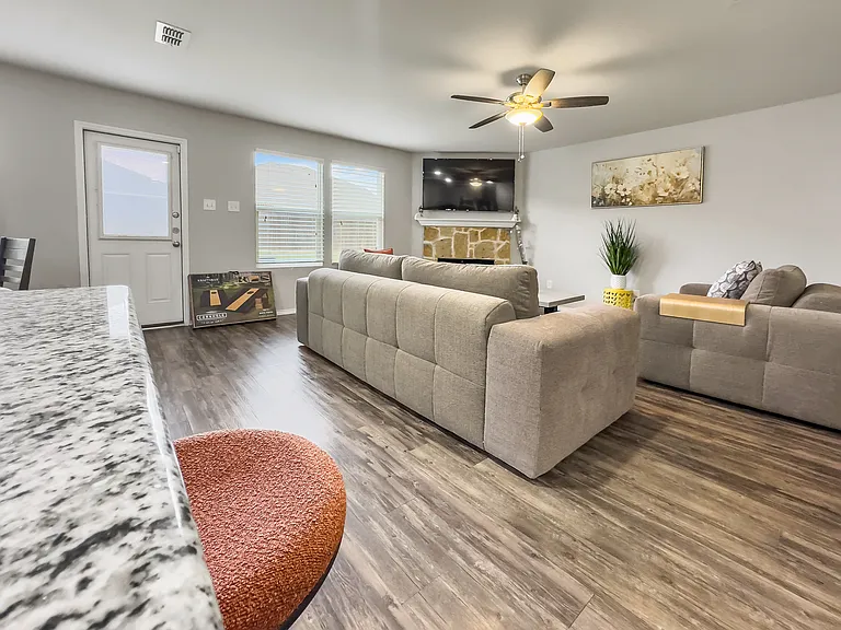 1809 Christopher Creek Dr — Photo 2