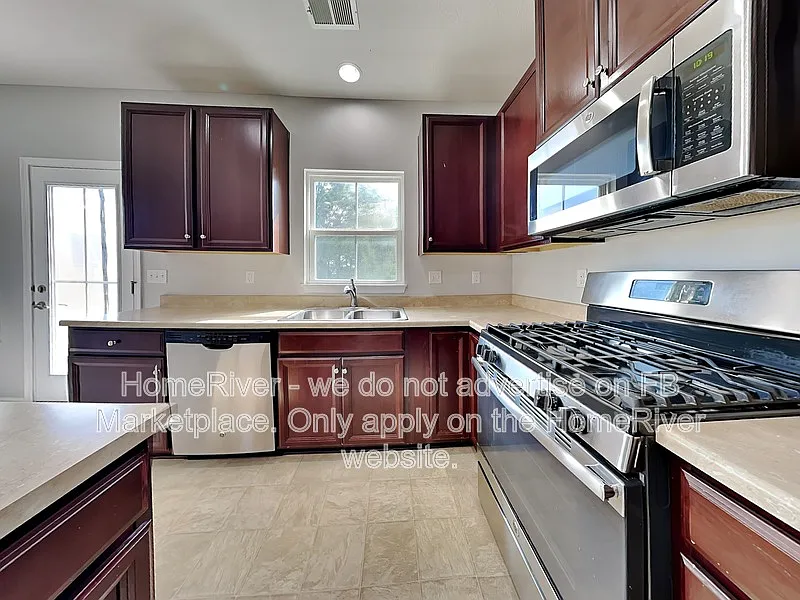 3 bed, 2.0 bath, 1932 sqft, $2,300 — Photo 3