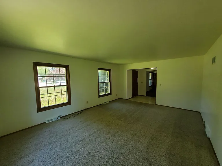 N55W21387 Logan Dr — Photo 7