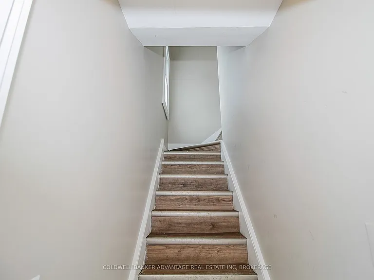 181 Welland St #UPPER — Photo 2