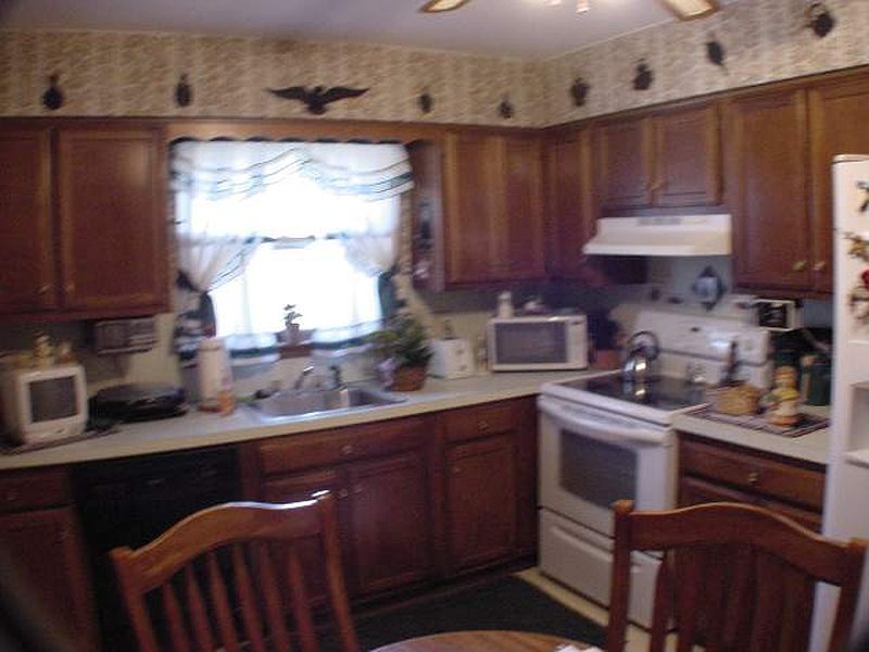 4th image of 37 FAIRLAWN Drive