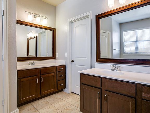 3rd image of 609 Cabral Cir