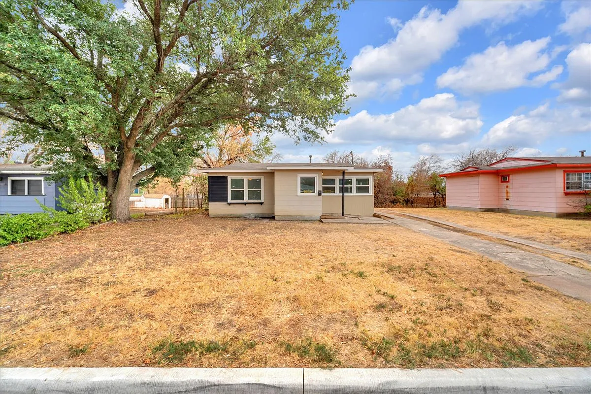 2 bed, 776 sqft, $1,350 — Photo 1