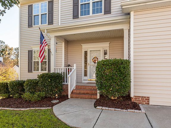 Relax on this front porch! 