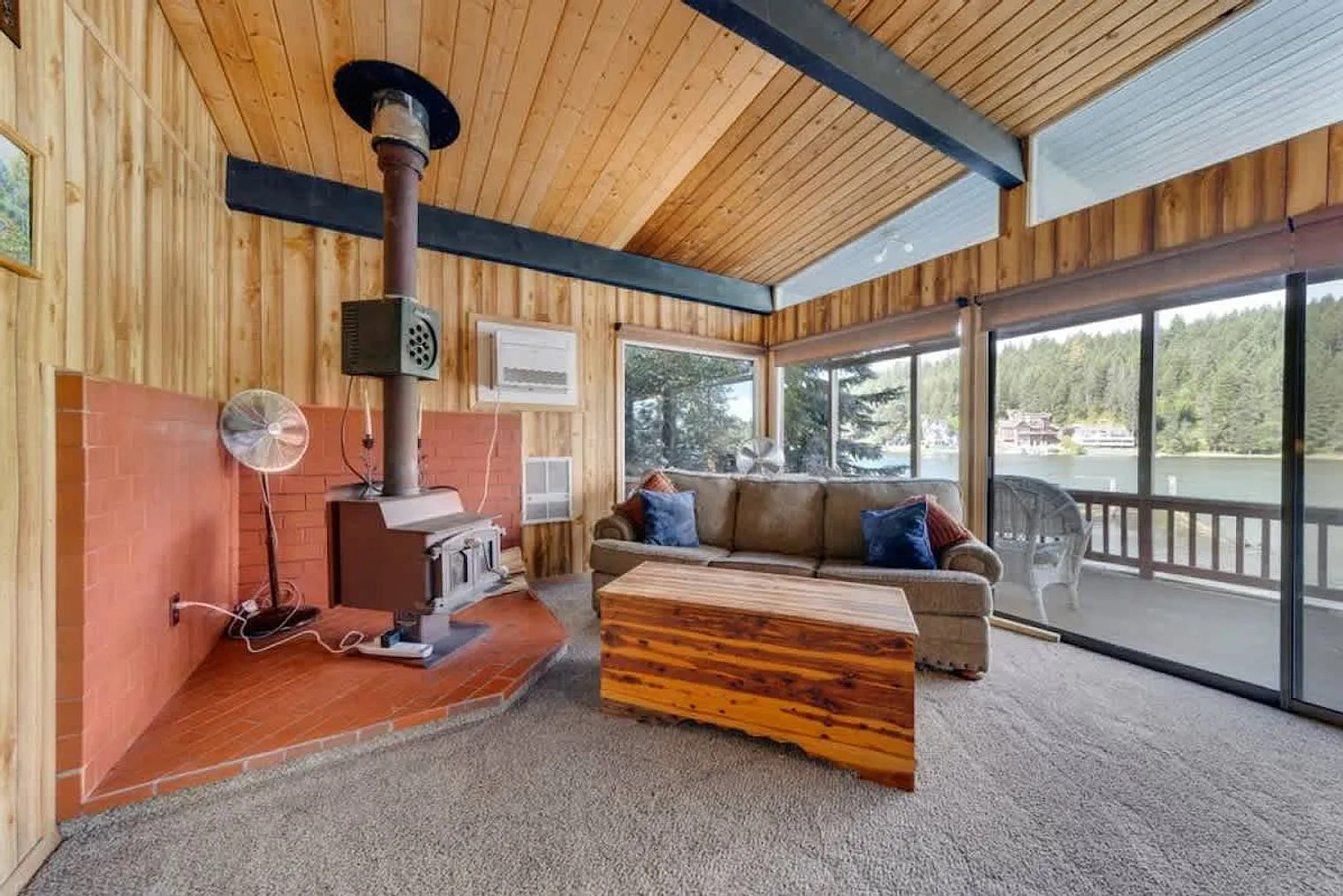 2 bed, 1.0 bath, 710 sqft, $7,008 — Photo 2
