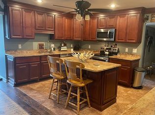 39 Violetwood Dr, Levittown, PA 19057