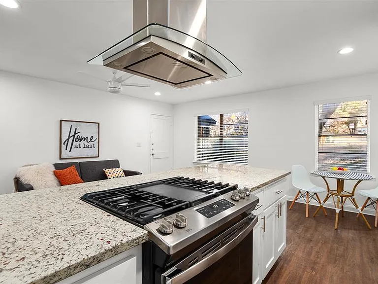 301 E 33rd St #8 — Photo 3