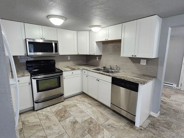 1327 Tunis Ave — Photo 9