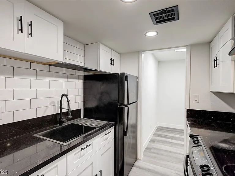 1922 Fairfield Ave #102 — Photo 8