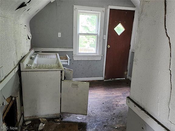 5th image of 667 Dorothy Ave