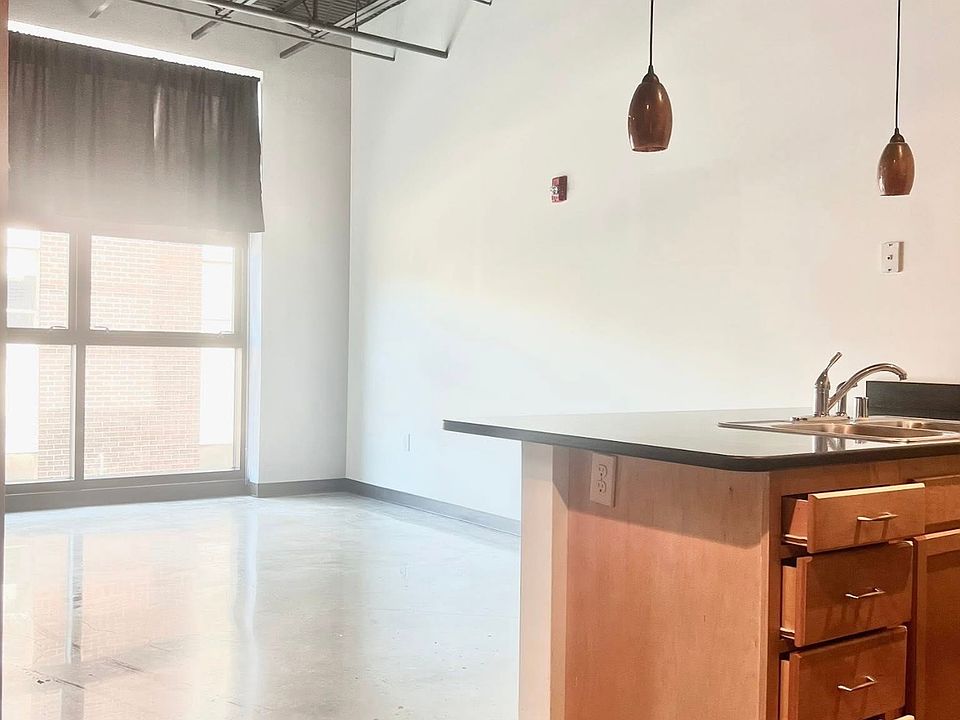 1st image of 407 Marquis Ave #206