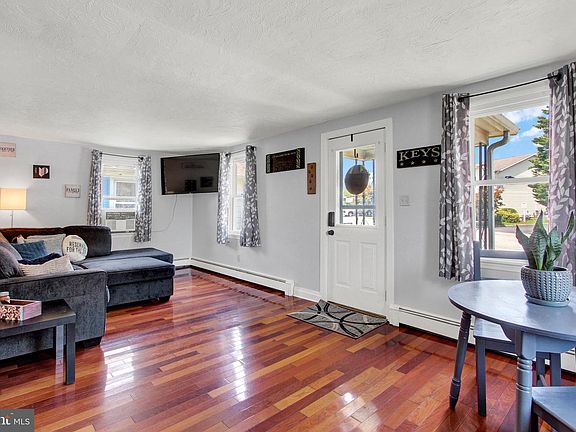 3rd image of 112 Fame Ave