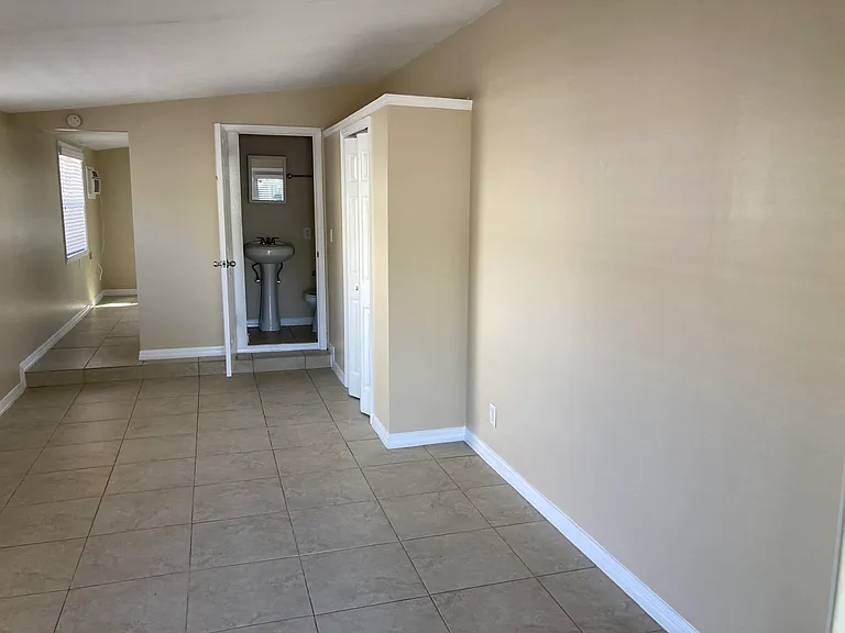 5609 1/2 Tangerine Ave S — Photo 3
