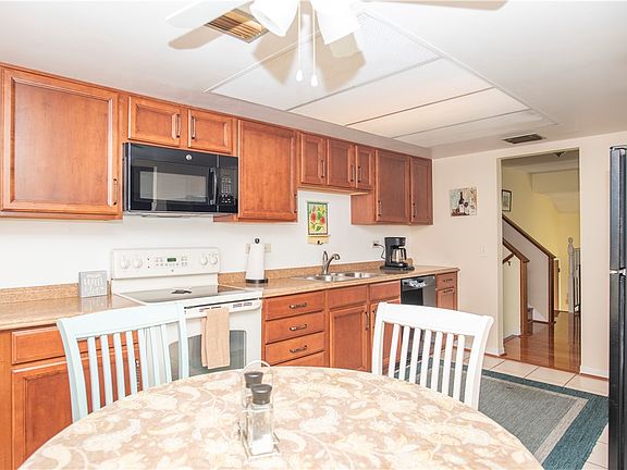 3rd image of 574 S Easy St