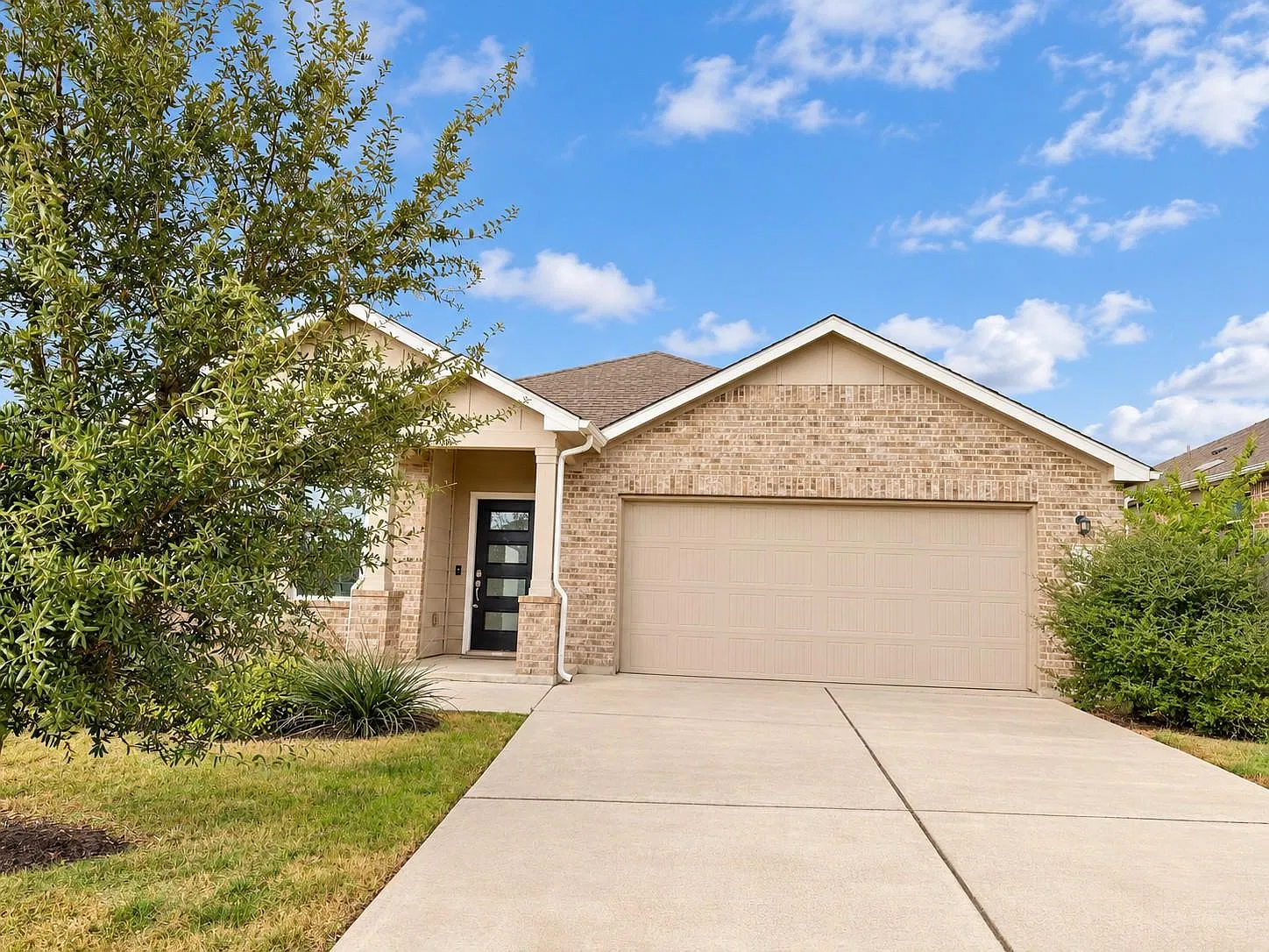 3 bed, 2.0 bath, 1926 sqft, $1,995 — Photo 1