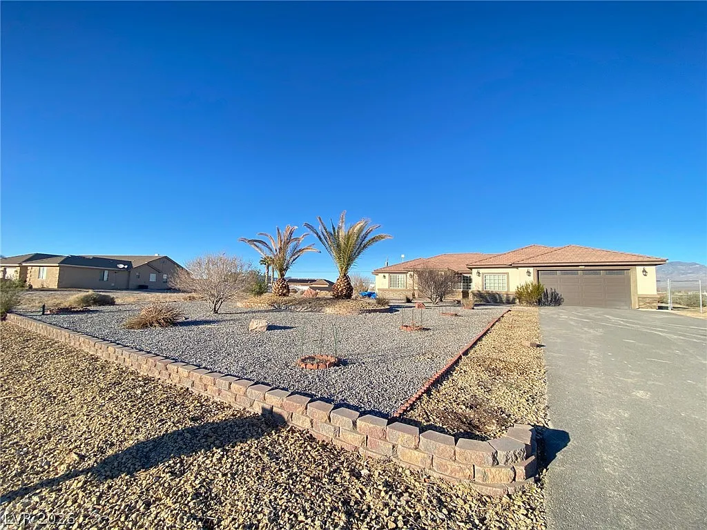 4 bed, 2.0 bath, 2115 sqft, $2,000 — Photo 1
