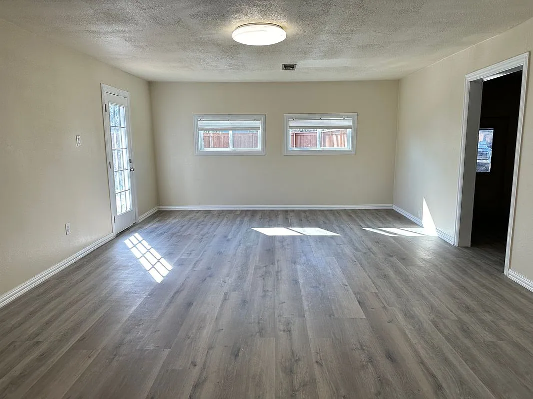 5 bed, 2.0 bath, 2032 sqft, $2,500 — Photo 4