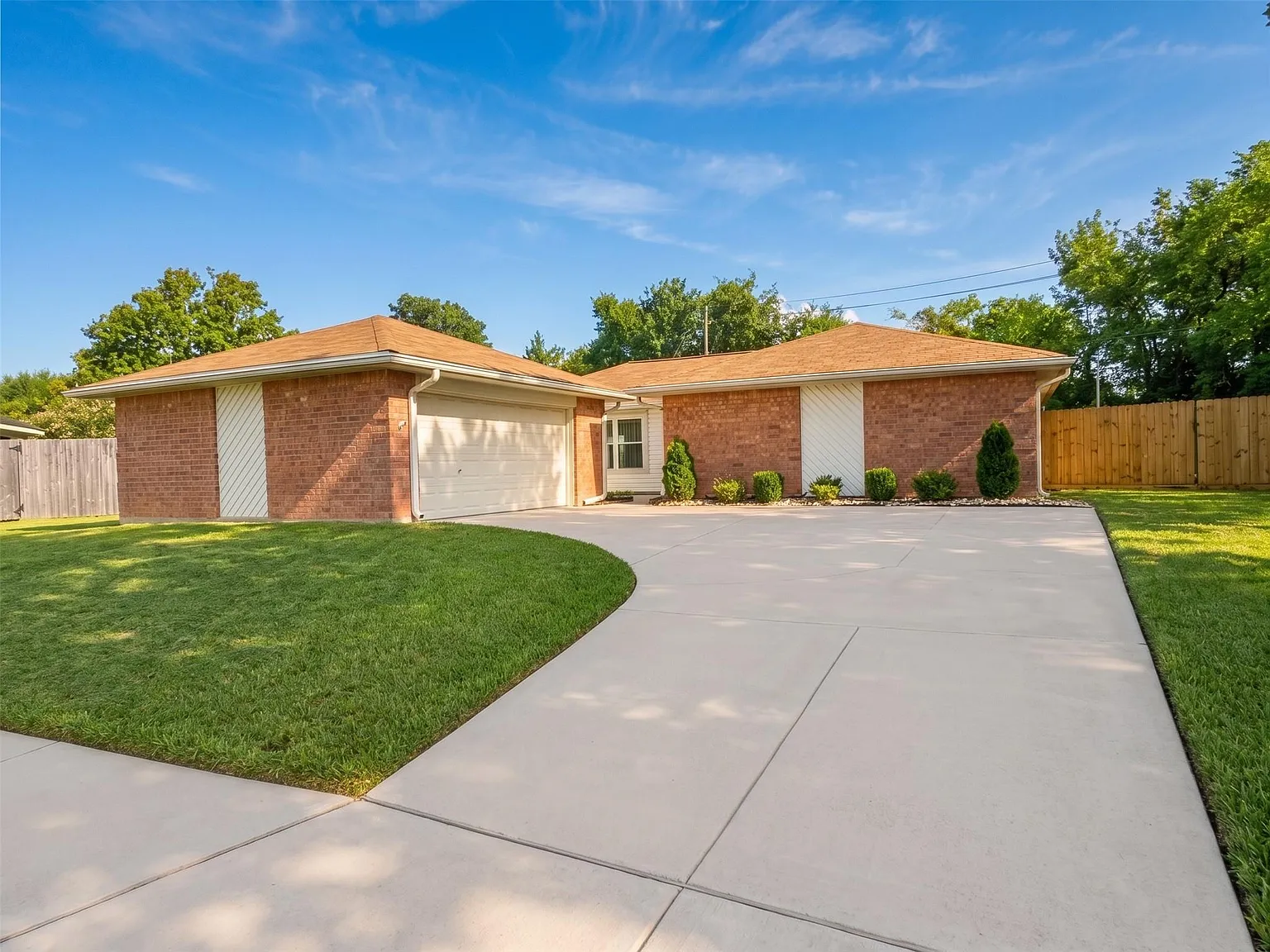 3 bed, 2.0 bath, 1608 sqft, $2,045 — Photo 1