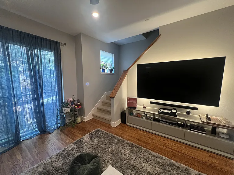 2411 N Hall St #6 — Photo 12