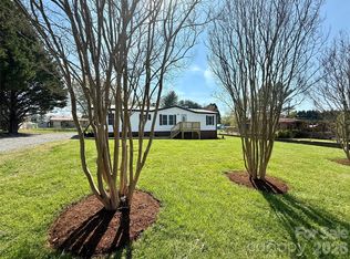 5670 Quailwood Dr, Hickory, NC 28601