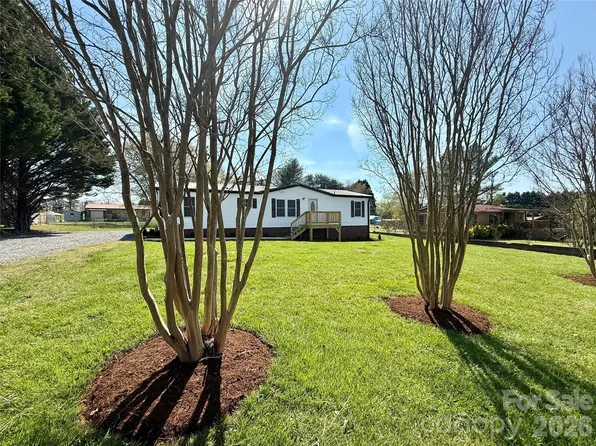 5670 Quailwood Dr, Hickory, NC 28601