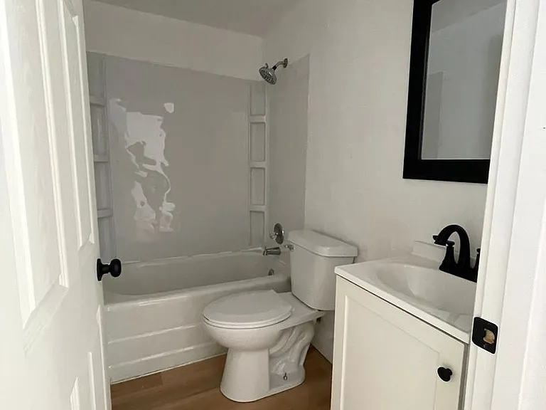 942 Washington St — Photo 8