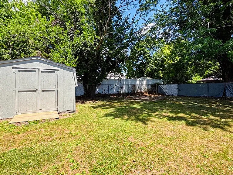 847 Lincoln St — Photo 2