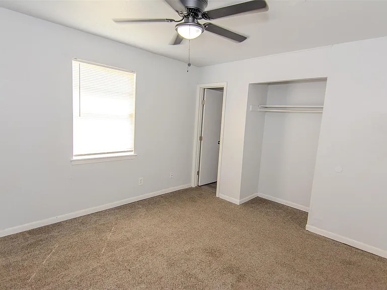 9706 Farragut St — Photo 10