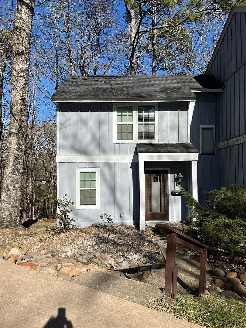2 bedrooms and 1.5 bathrooms — Photo 1