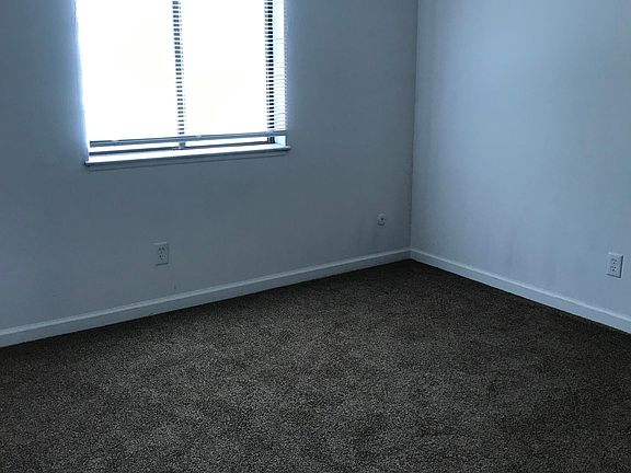 4th image of 5207 N Knoxville Ave APT 203