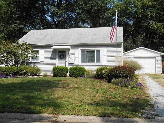 904 Crestwood Dr photo 1