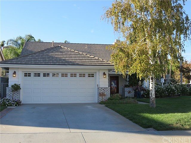 Beautiful Front Landscaped Yard