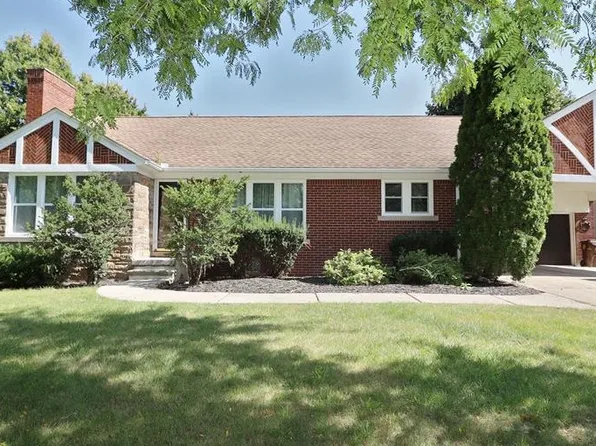 19852 Holiday Rd, Grosse Pointe Woods, MI 48236