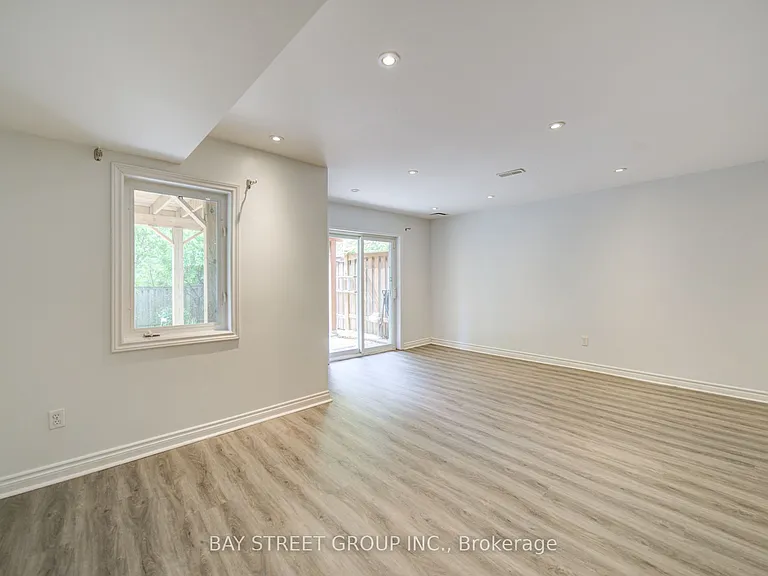 46 Romance Dr — Photo 32