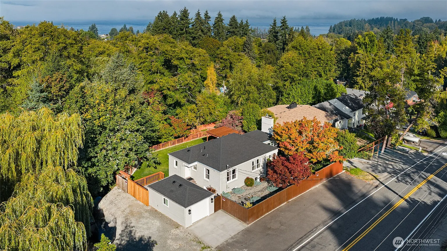 2020 Sunset Drive W photo 1