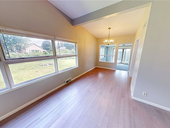 11th image of 1635 Robinson St