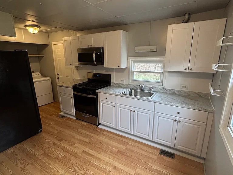 1423 Claire Dr — Photo 10