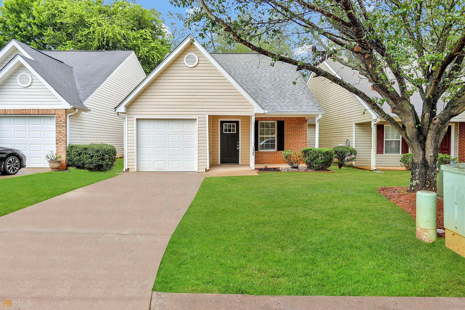 225 Lakeside Cir photo 1